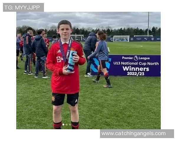 五岁男童足球明星崭露头角引发全球关注未来之星的成长之路 五岁男童足球明星崭露头角引发全球关注未来之星的成长之路