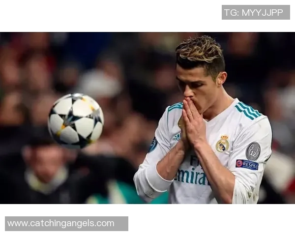 足球明星下车瞬间佩戴耳机展现时尚风采引发粉丝热议 足球明星下车瞬间佩戴耳机展现时尚风采引发粉丝热议