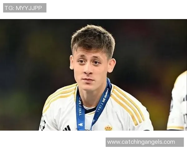 足球明星佩戴墨镜帅气亮相引发球迷热议时尚风潮 足球明星佩戴墨镜帅气亮相引发球迷热议时尚风潮