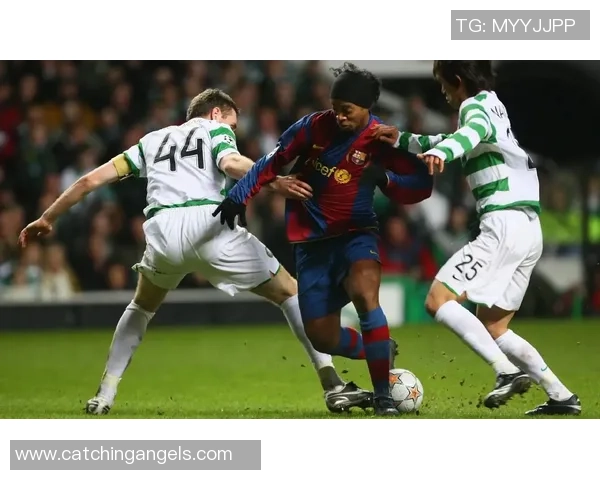 足球明星们的帽子选择与时尚风格解析 足球明星们的帽子选择与时尚风格解析