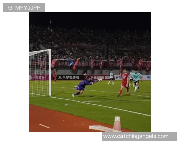 足球明星意外偷走队友进球瞬间引发热议赛场内外反响不一 足球明星意外偷走队友进球瞬间引发热议赛场内外反响不一