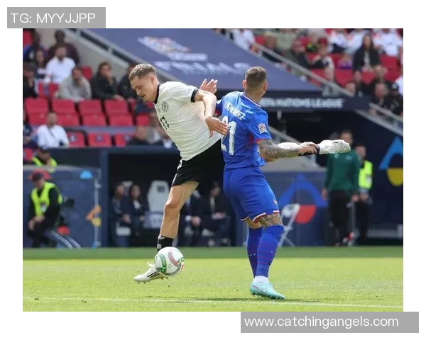 足球明星在比赛中意外露鸟撒尿引发热议球迷反应各异成社交媒体热门话题 足球明星在比赛中意外露鸟撒尿引发热议球迷反应各异成社交媒体热门话题