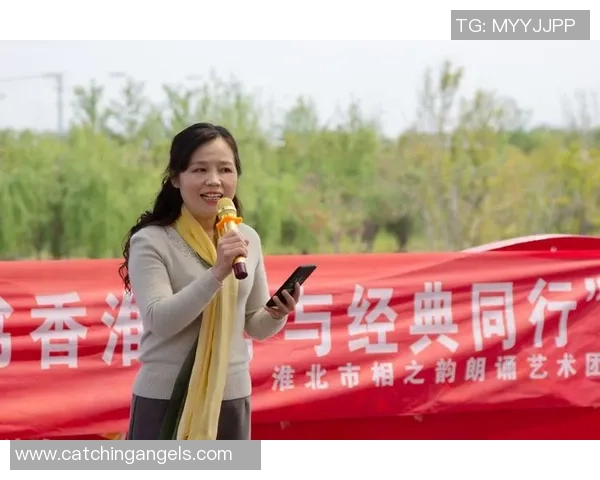 黑白风格足球明星拼图壁纸展现运动魅力与艺术之美